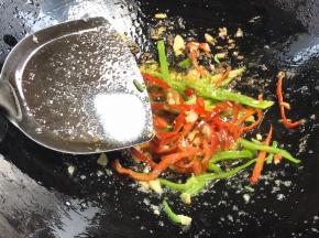 加入适量盐，炒出辣椒的香味