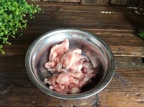 猪瘦肉洗净后切成丝，装入碗中