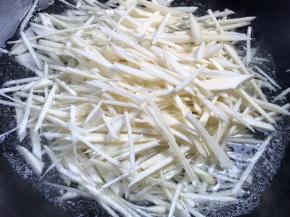 放入开水锅中，煮沸至断生