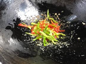 加入青红椒丝炒匀