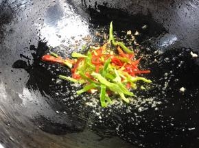 加入青红椒丝炒匀