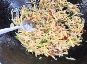 最后调入味精和胡椒粉，炒匀即可