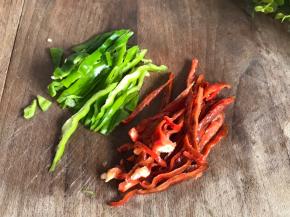 青红椒摘洗干净，切成丝备用