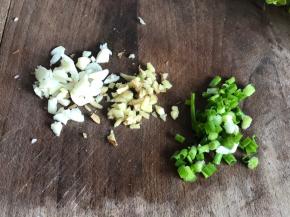 备好葱花、姜末、蒜末备用