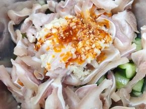 淋上几大勺红油拌匀（我的红油太辣啦，不敢多放）