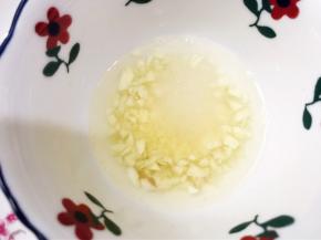 碗里加入蒜末，白醋，盐，糖，鸡粉调成料汁拌匀