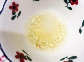 碗里加入蒜末，白醋，盐，糖，鸡粉调成料汁拌匀