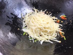 加入茭白，翻炒均匀