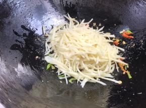 加入茭白，翻炒均匀