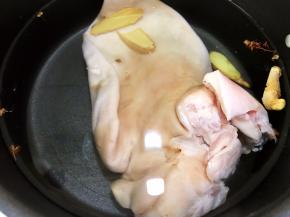 锅里加入水，料酒，姜片和花椒粒，放入猪耳煮20分钟左右熟后，捞出放凉