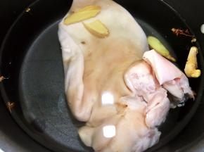锅里加入水，料酒，姜片和花椒粒，放入猪耳煮20分钟左右熟后，捞出放凉