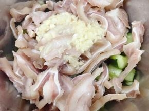 加入猪耳，倒入料汁