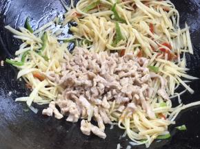 加入瘦肉丝，翻炒均匀至入味