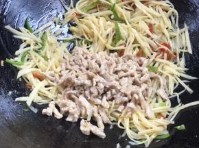 加入瘦肉丝，翻炒均匀至入味