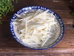 茭白洗净，切成丝备用