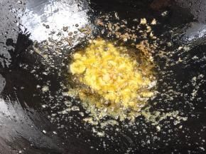 锅留底油，放入姜末和蒜末爆香