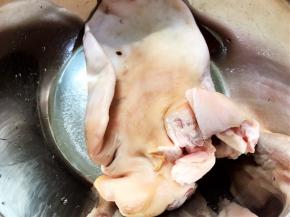 猪耳请卖家烧毛处理好，自己回来刷洗干净