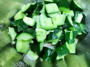 黄瓜拍成小块，加入少许盐腌制几分钟