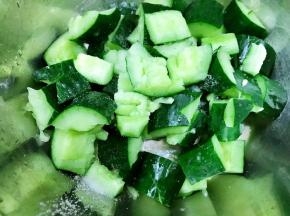 黄瓜拍成小块，加入少许盐腌制几分钟
