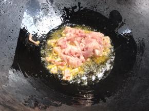 起锅热油，油温6成热时放入瘦肉