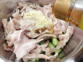 淋上花椒油和芝麻油提香