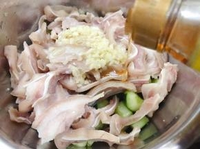 淋上花椒油和芝麻油提香