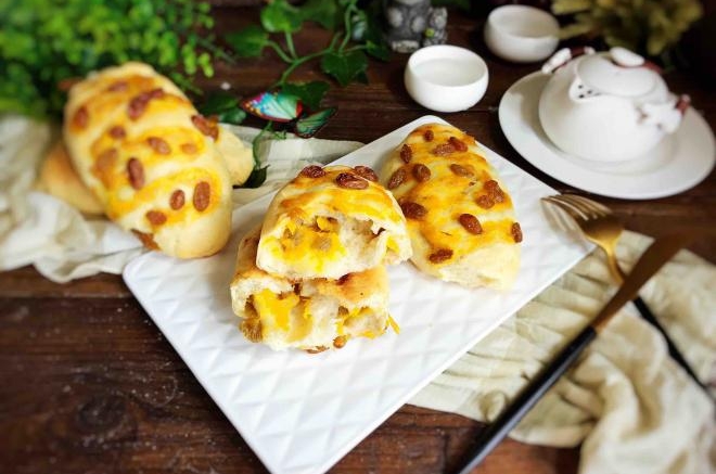 芒果酱葡萄干面包