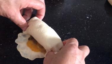 从另一头卷起成卷