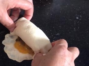 从另一头卷起成卷