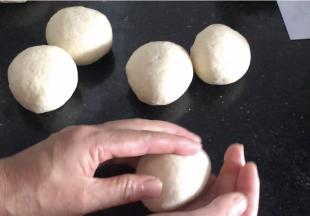 分成6等份，再滚油醒发10分钟以上