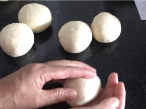 分成6等份，再滚油醒发10分钟以上