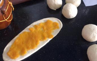 再擀成牛舌状，抹上一层芒果酱