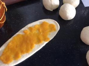 再擀成牛舌状，抹上一层芒果酱