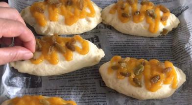 撒上葡萄干，密封发酵至两倍以上