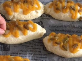 撒上葡萄干，密封发酵至两倍以上