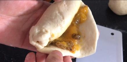 把接口收严实，以免加热后芒果酱漏出