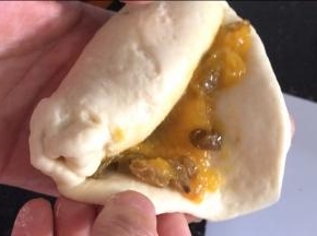 把接口收严实，以免加热后芒果酱漏出