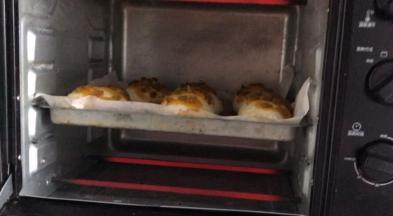 放入提前预热好的烤箱中层，180度烤30分钟