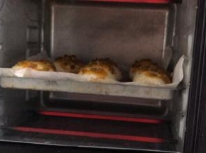 放入提前预热好的烤箱中层，180度烤30分钟