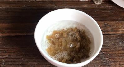 葡萄干洗净后，用厨房专用布搽干水分备用