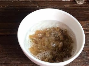 葡萄干洗净后，用厨房专用布搽干水分备用