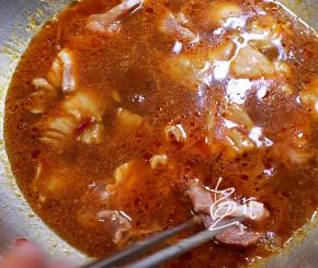 肉片一片一片放入锅中