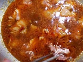 肉片一片一片放入锅中