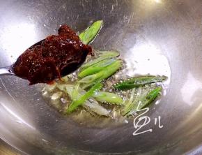 放入郫县豆瓣酱