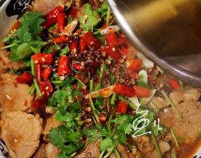 倒在花椒粒和辣椒上