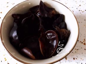 黑木耳提前泡发，洗净