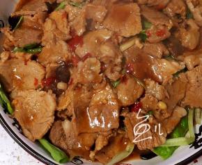 捞出放在生菜上面，将锅中的汤汁倒入盘中