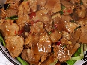 捞出放在生菜上面，将锅中的汤汁倒入盘中