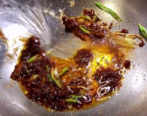 翻炒均匀后添水