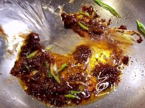 翻炒均匀后添水